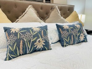 3 bedrooms, iron/ironing board, travel cot, WiFi - Tranquil Retreat Sunbelt of Hawaiian Paradise Pk (Keaau)