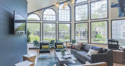 Corporate and Modern 1br suite I Pool I Parking