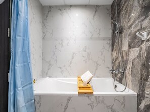 Hårføner, håndklær og toalettpapir