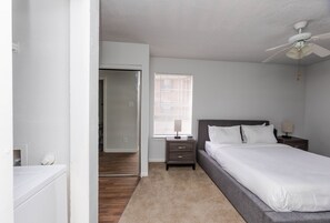 2 chambres, bureau, fer et planche à repasser, lit de bébé portatif