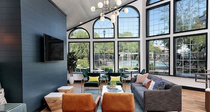 Corporate and Modern 2br suite I Pool I Parking