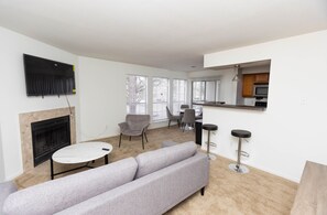 Smart TV, offices - Corporate and Modern 2br suite I Pool I Parking (Hampton)