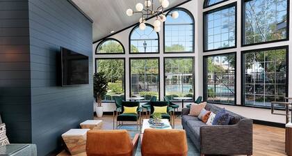 City Chic: 1BR Gem Perfect for Couple