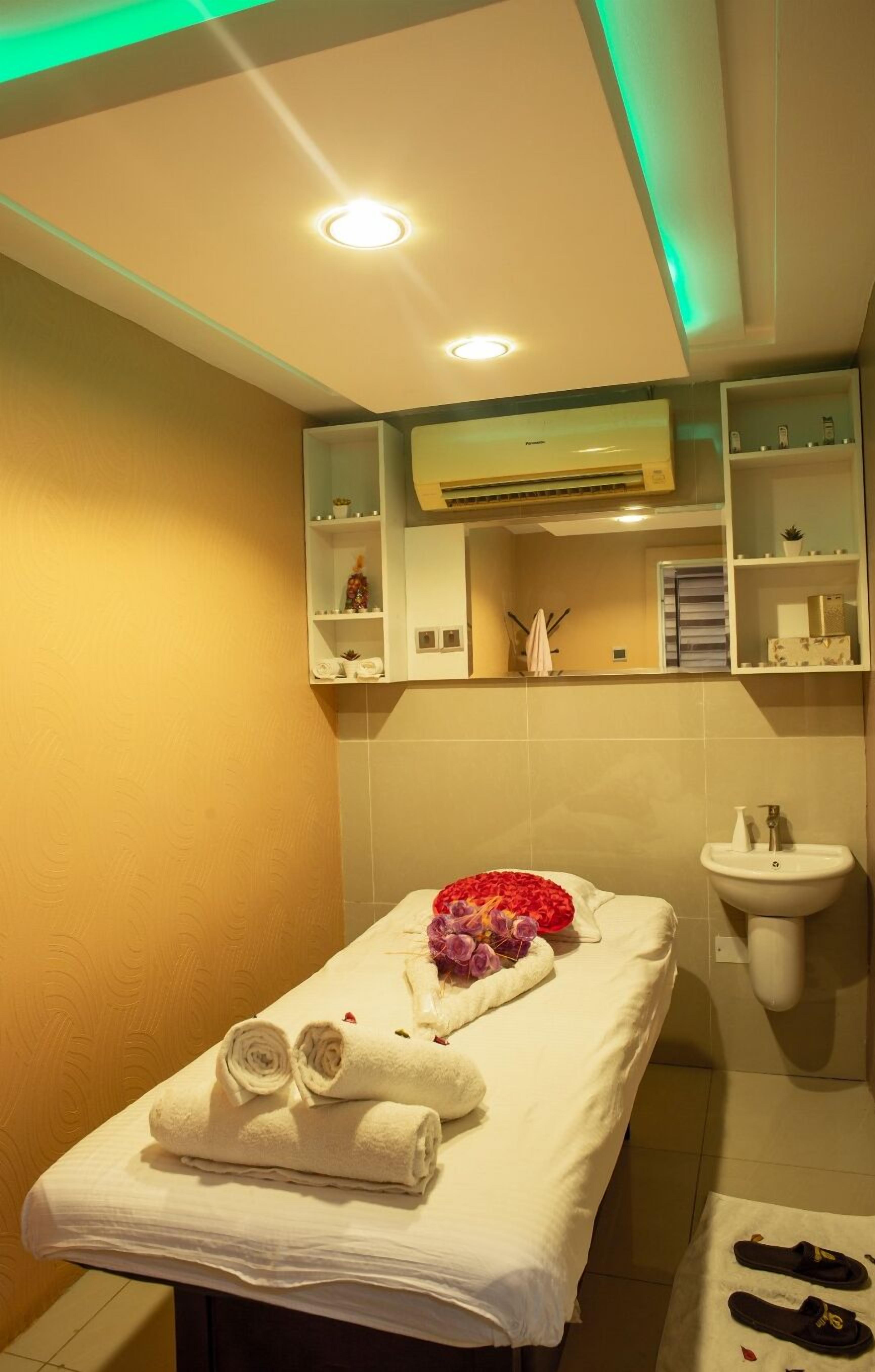 Sauna, baño turco, masajes con piedras calientes 