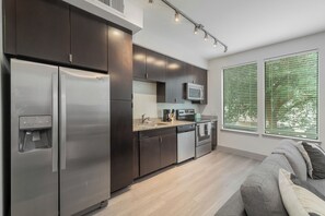 Refrigerador, microondas, horno, placa de cocina