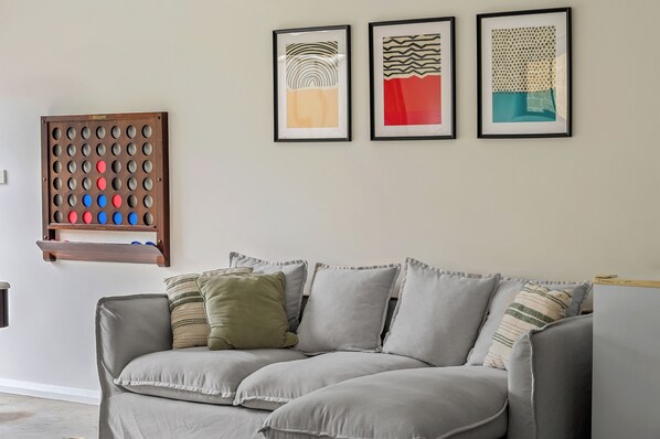 Televisión y chimenea