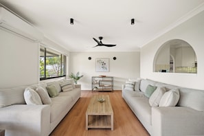 TV, fireplace - “Blue Bird” – Oceanview, Spa & Games Room (Terrigal)