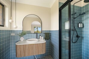 Shower, hair dryer, towels