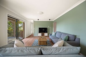 TV, fireplace - “Blue Bird” – Oceanview, Spa & Games Room (Terrigal)