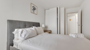 Escrivaninha, berço de viagem, Wi-Fi de cortesia, roupa de cama