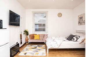 Studio | Iron/ironing board, free WiFi, bed sheets - Luxury Studio Flat in London (London)