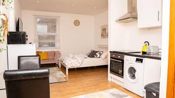 Studio | Private kitchen | Fridge, microwave, oven, stovetop