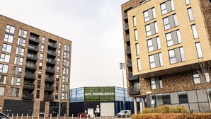 Un edificio moderno con un cartel que dice "AFC Wimbledon".