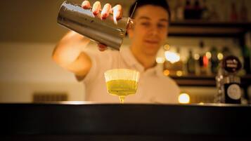 Un barman verse une boisson dans un verre.