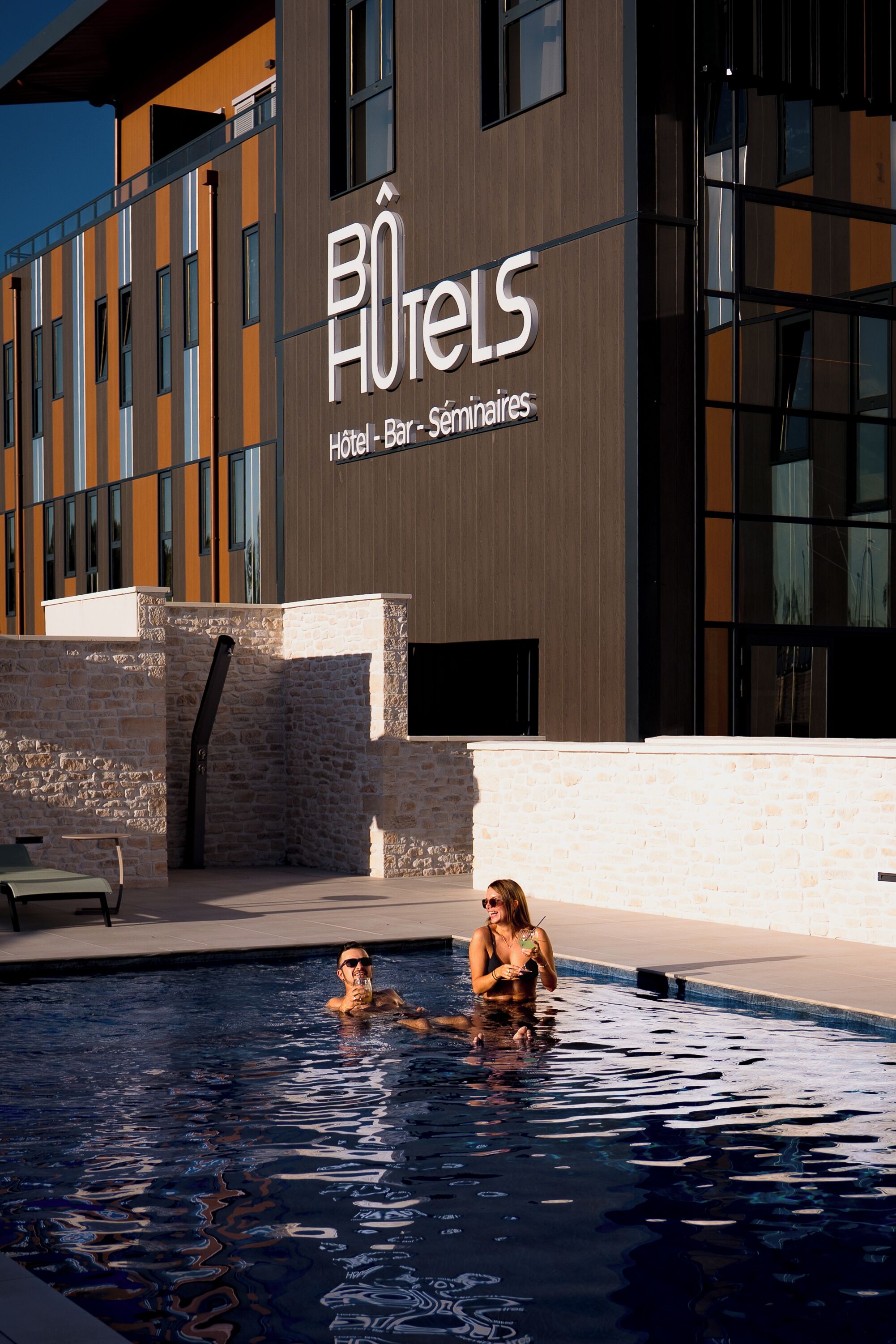 Een hotel met een zwembad, een bar en zalen voor seminars.