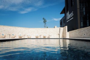 Sesongbasert utendørsbasseng, bassengparasoller og solsenger