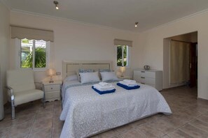 4 bedrooms, iron/ironing board, WiFi, bed sheets