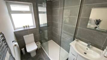 Douche, sĂšche-cheveux, serviettes fournies, savon