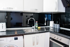 Apartment | Private kitchen | Fridge, microwave, oven, stovetop - Charming 2-bed Fully Furnished Apartment in London (Erith)