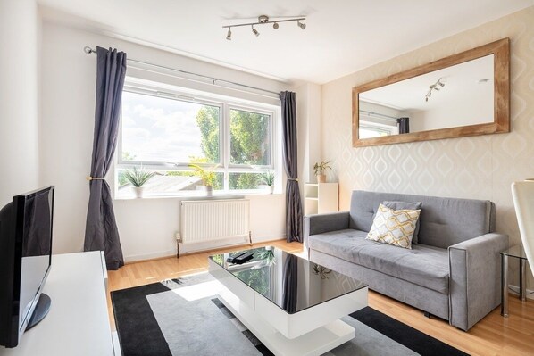 Living area - Wandsworth Retreat: Spacious Quiet 2BR 2Bth Duplex + View + Nr Trains To Center! (London)