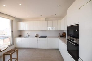 ثلاجة، ميكروويف، فرن، موقد طهي مسطح