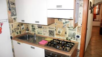 Ofen, Herdplatte, Wasserkocher mit Kaffee-/Teezubehör, Wasserkocher