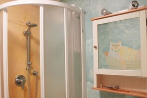 Dusche, Haartrockner, Bidet, Handtücher