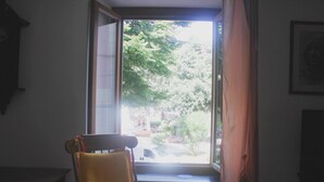 A room with a window, a chair, and a radiator. - Casa Ancient Charme near the sea (Levanto)