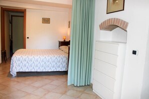 1 bedroom, desk, iron/ironing board, free WiFi