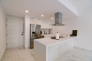 Réfrigérateur, micro-ondes, four, plaque de cuisson