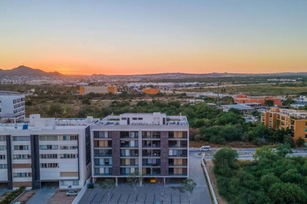 Un edificio moderno con varios pisos, ventanas amplias y techo plano.