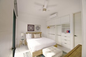 2 bedrooms, desk, iron/ironing board, WiFi