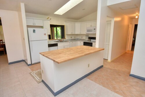 Charming 3-bedroom house in pleasant Port St. Lucie with WiFi, AC