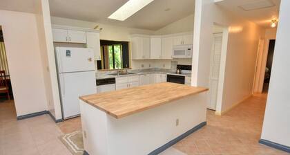 Charming 3-bedroom house in pleasant Port St. Lucie with WiFi, AC