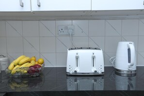 House | Private kitchen | Fridge, microwave, oven, stovetop - Beautiful 4-bed House in Erith (Erith)