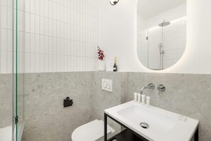 Shower, hair dryer, shampoo - Elegant Apartment | Close to Old Town, Place to Work (Poznan)