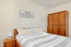1 bedroom, iron/ironing board, WiFi, bed sheets - Stylish Apartment with Balcony | Guaranteed Parking (Poznan)