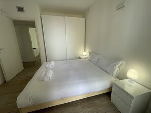 2 bedrooms, travel crib, free WiFi, bed sheets