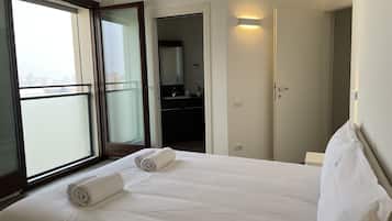 2 bedrooms, travel crib, free WiFi, bed sheets