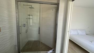 Doccia, asciugacapelli, bidet, asciugamani