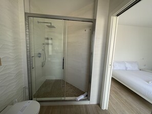 Dusche, Haartrockner, Bidet, Handtücher