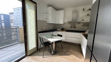 Frigorifero, microonde, forno, piano cottura