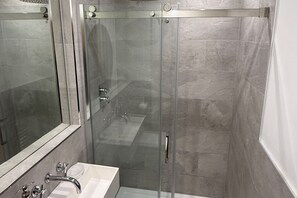 Apartment | Bathroom | Combined shower/bathtub, deep-soaking bathtub, hair dryer, towels - Charming 1-bed Apartment by the sea (Brighton)