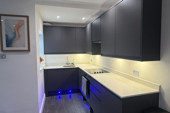 Apartment | Private kitchen | Fridge, microwave, oven, stovetop - Charming 1-bed Apartment by the sea (Brighton)