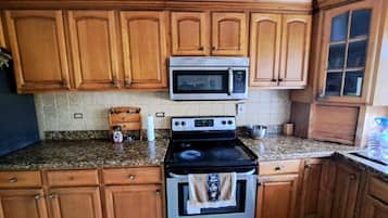 Refrigerador con congelador, microondas, horno y parrilla de estufa