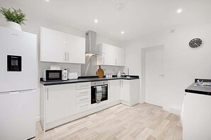 Fridge, microwave, oven, stovetop - Newly refurbished, Near the coast, Sleeps 5 (Northumberland)