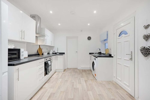 Newly refurbished, Near the coast, Sleeps 5