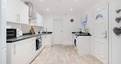 Newly refurbished, Near the coast, Sleeps 5