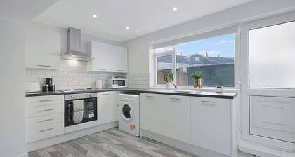 Modern Apartment, Near Blyth Coast, Sleeps 5