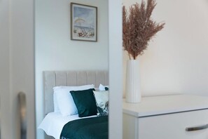 3 bedrooms, internet, bed sheets